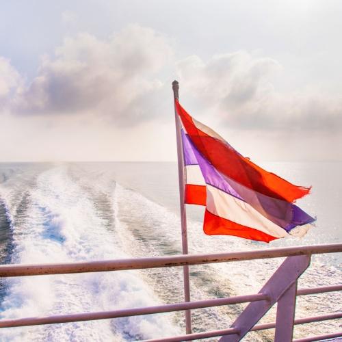 De Thaise vlag op de ferry