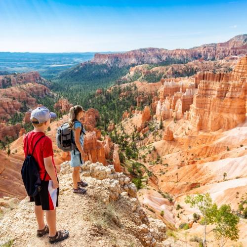Tieners kijken naar Bryce Canyon