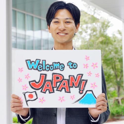 Japanse man met welkomstbord