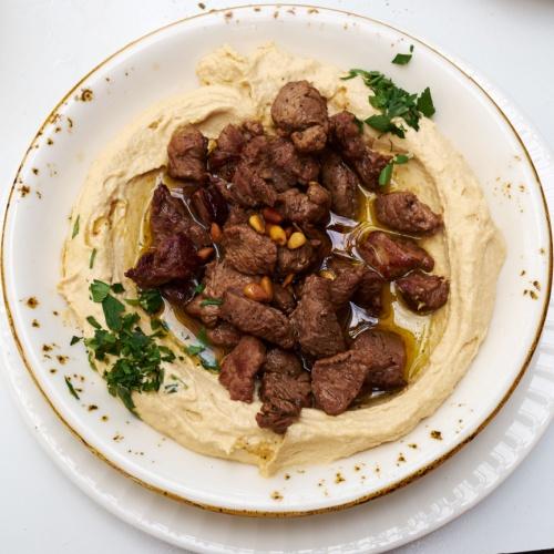 Hummus met lamsvlees