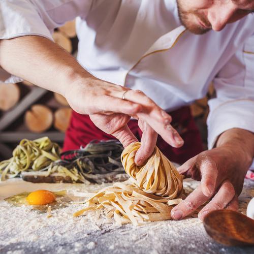 Chef maakt tagliatelle pasta