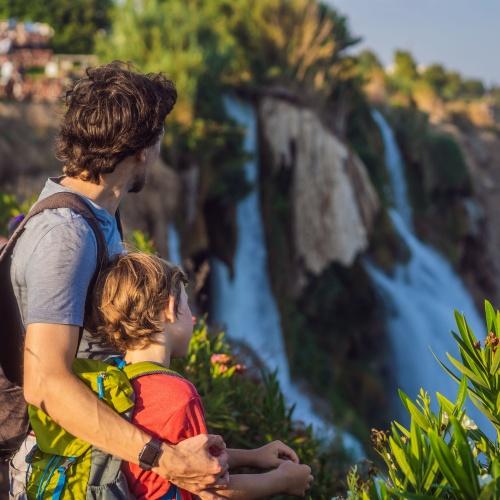 Vader en zoon kijken naar de Düdenwatervallen