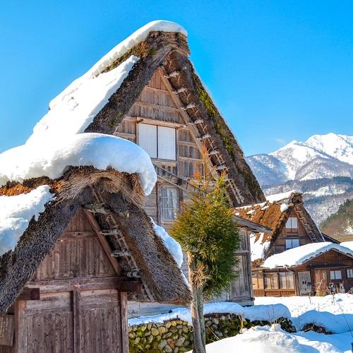 Shirakawago bedekt onder de sneeuw