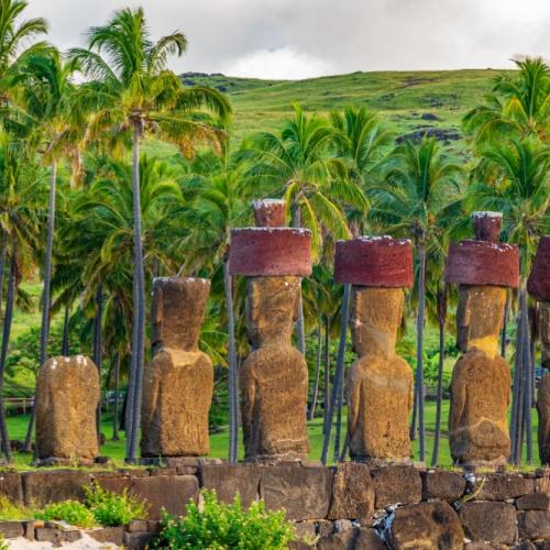 De Ahu Nau Nau-moai op het strand van Anakena