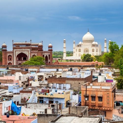 Uitzicht op de stad Agra met de Taj Mahal op de achtergrond