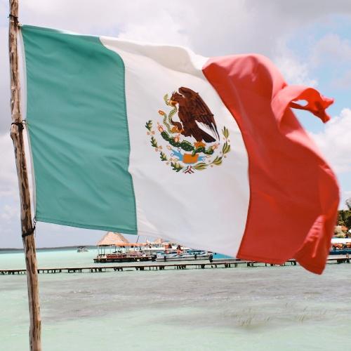 Mexicaanse vlag in Bacalar