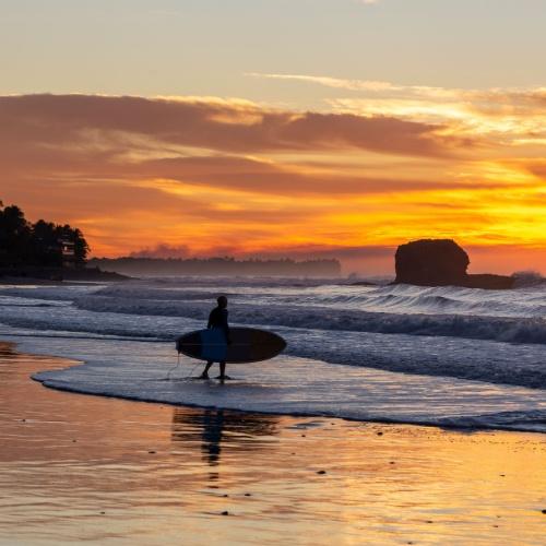 Surfer bij het strand El Tunco