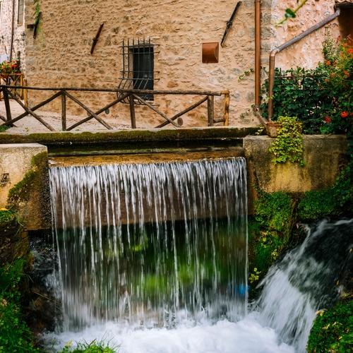 Mini-waterval onder huizen in Rasiglia