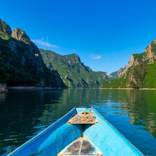 Boottocht over het Komani-meer, Albanië