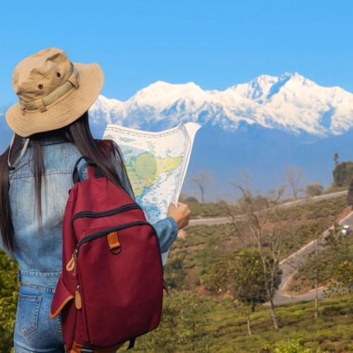 Toerist die uitkijkt op de Himalaya, nabij Darjeeling