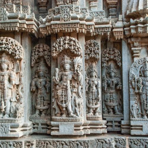Oude tempelkunst en beeldhouwwerken in Belur