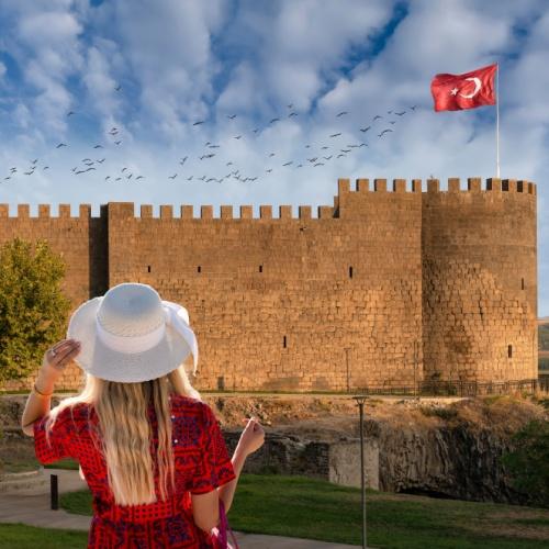 Toerist voor het kasteel in Diyarbakir