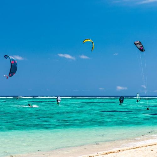 Kitesurfen op het strand van Mauritius