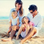 Familie op het strand in S&aacute;mara