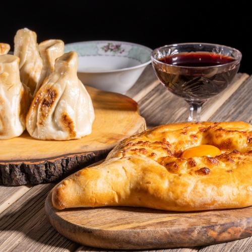 Typische Georgische gerechten: khachapuri & khinkali
