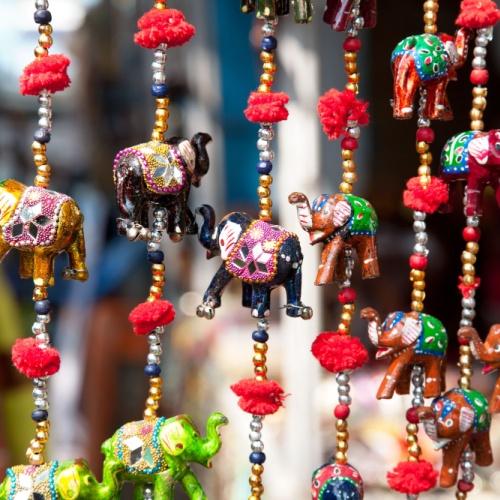 Handgemaakte decoratie op een markt in Mattancherry, Cochin