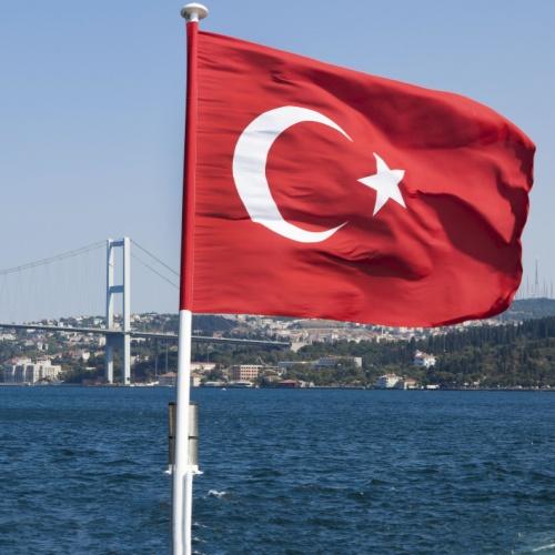 Turkse vlag in Istanbul, uitkijk op de Bosphuros