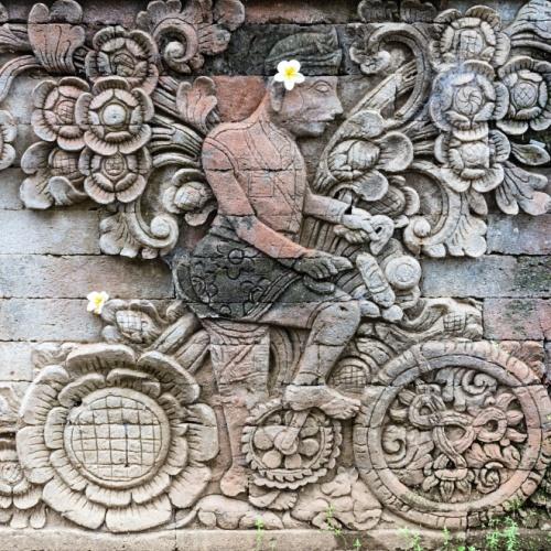 Stenen sculptuur op een tempelmuur in Singajara, Bali