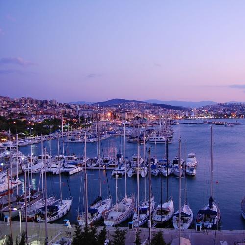 Zonsondergang in de haven van Kusadasi