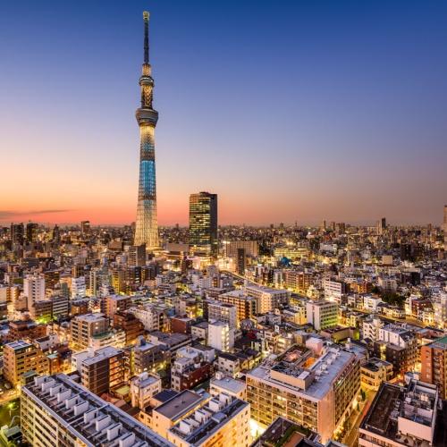 De skyline van Tokyo
