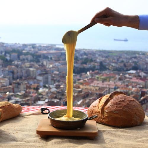 Trabzon, kuymak (maismeel- en kaasfondue)