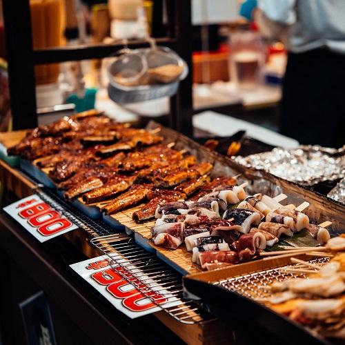 Japanse specialiteiten op de Kuromon-markt