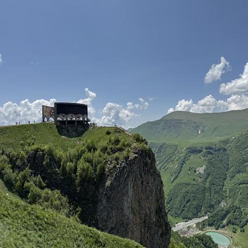 Uitzicht op Gudauri Panorama (Vriendschapmonument) en het omliggende Kaukasusgebergte