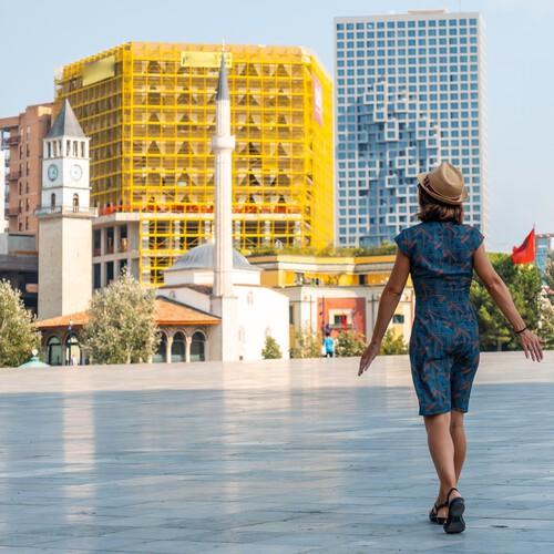 Toerist die over het Skanderbegplein loopt, Tirana