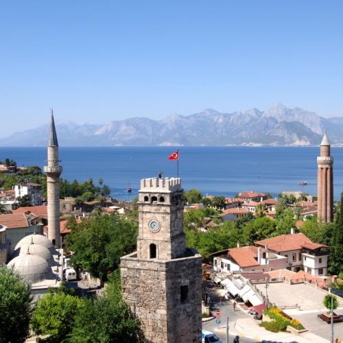 Uitzicht op Antalya en de bezienswaardigheden Yivli Minaret & de klokkentoren