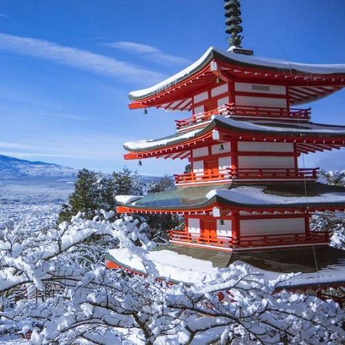De Chureito pagoda in winterse sferen
