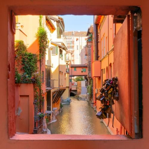 Raam met uitzicht in Bologna