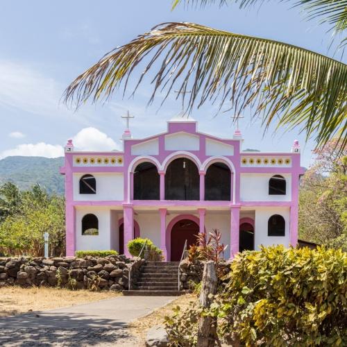 Kleurrijk kerkje Isla Ometepe