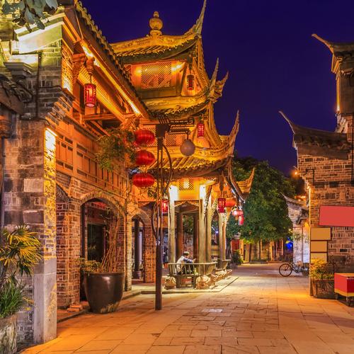 Chengdu, verlichte straten in de avond