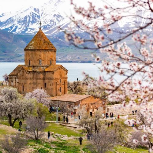 De Armeense Heilige Kruiskerk op het Akdamar-eiland