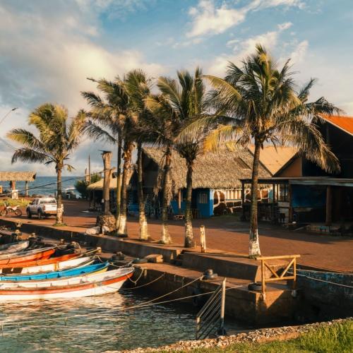 Kleurrijke vissersboten aangemeerd in Hanga Roa, Rapa Nui