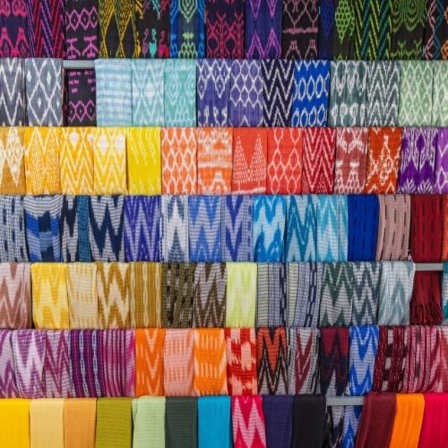 Kleurrijke traditionele geweven doeken in San Juan La Laguna