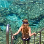 Meisje in helderblauwe zee