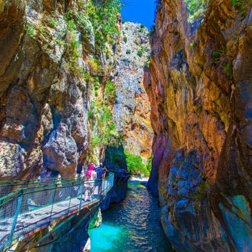 Saklıkent-kloof en het houten vlonderpad door de kloof