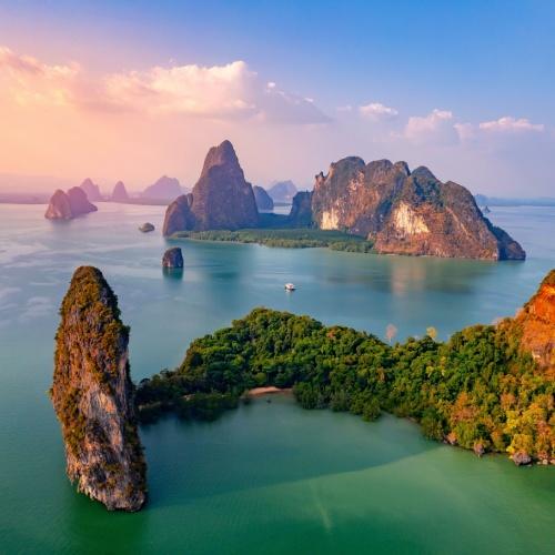 Zonsondergang in Phang Nga baai