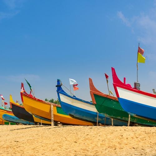 Vissersboten op Varkala Beach
