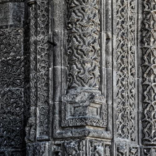 Rijk versierde minaret van een madrasa in Erzurum