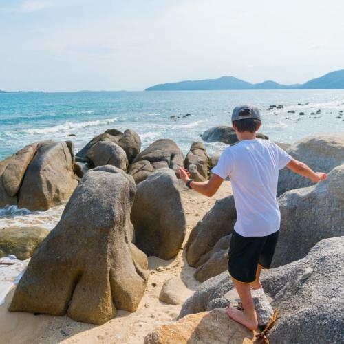 Kind op het strand van Koh Samui