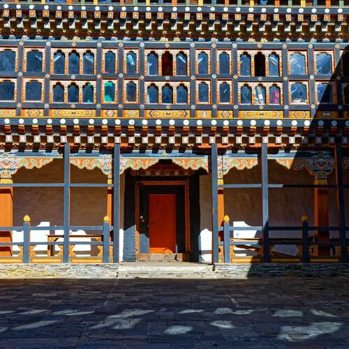 Architectuur binnenplaats Jakar Dzong