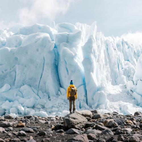 Een man die poseert op de ijsformatie van de Perito Moreno-gletsjer