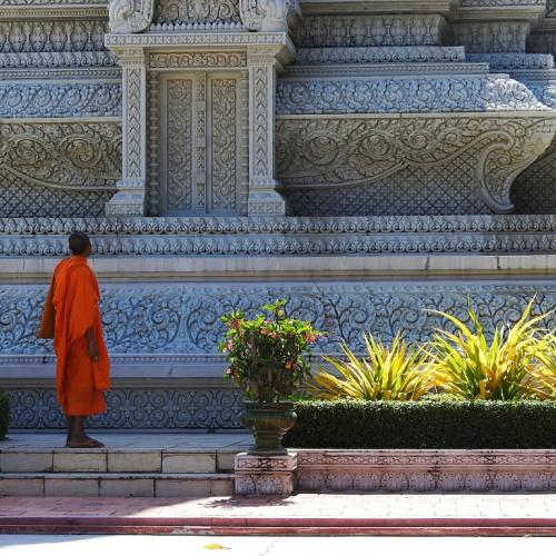 Phnom Penh, Royal Palace, monnik bij Zilverpagode