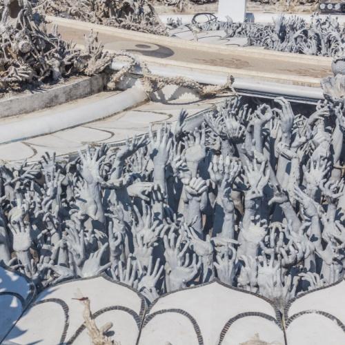 Details van handen bij De Witte Tempel