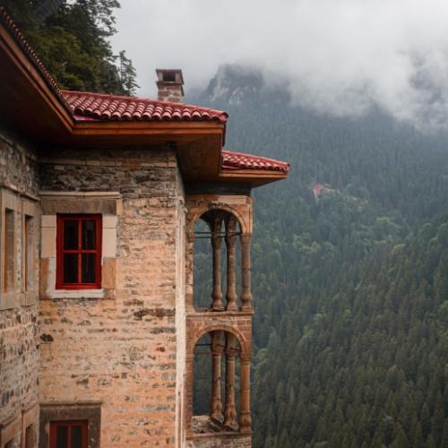 Uitzicht op de bergen vanaf het Sümelaklooster