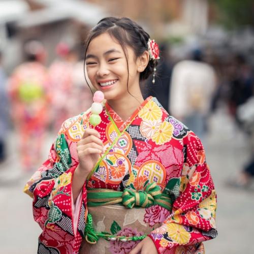 Een meisje in een kimono