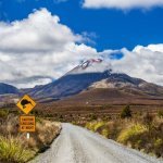 Een verkeersbord met uitzicht op het Tongariro National Park.
