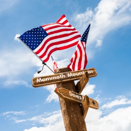 Amerikaanse vlag op top van Mammoth Mountain